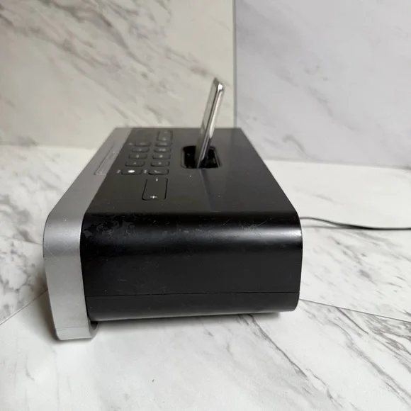 Apple iPod Nano 3rd Gen 4GB A1236 + iHome iA91 Dual Alarm Clock Radio MP3 Player - Picture 4 of 10